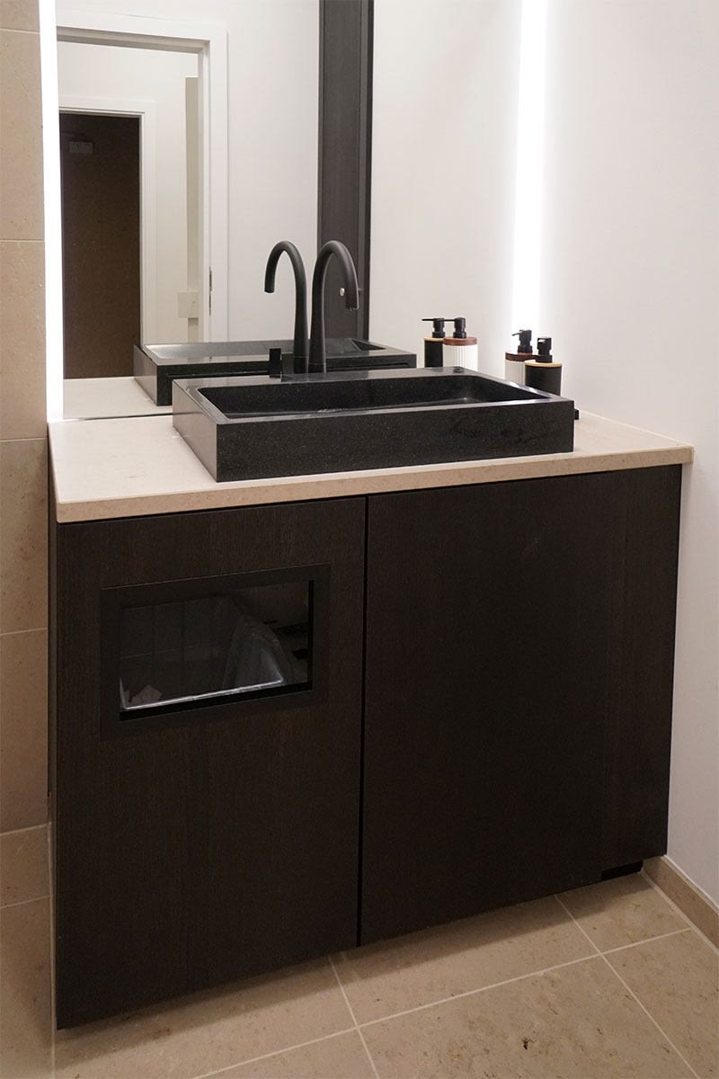 Waschbecken in WC-Raum Bürobereich