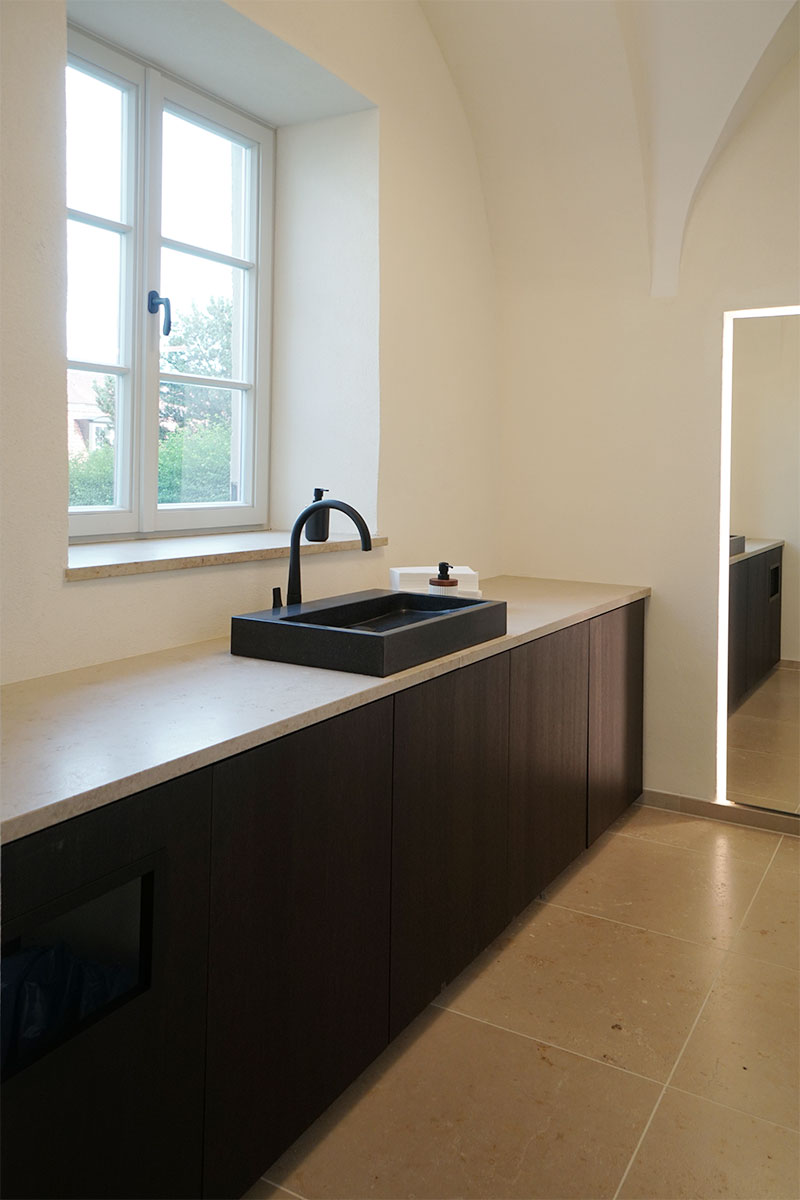 Waschbecken in WC-Raum Bürobereich