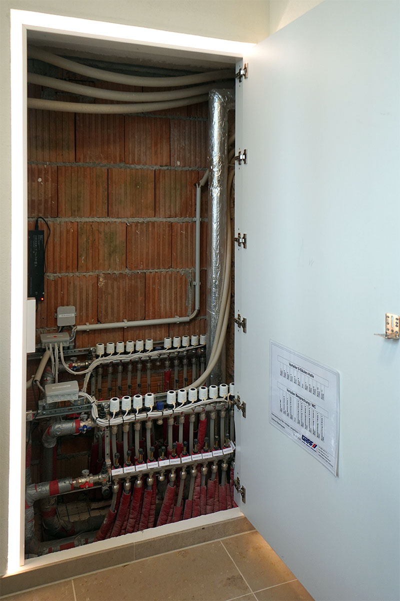 In architektonisches Konzept integrierter FBH-Verteiler
