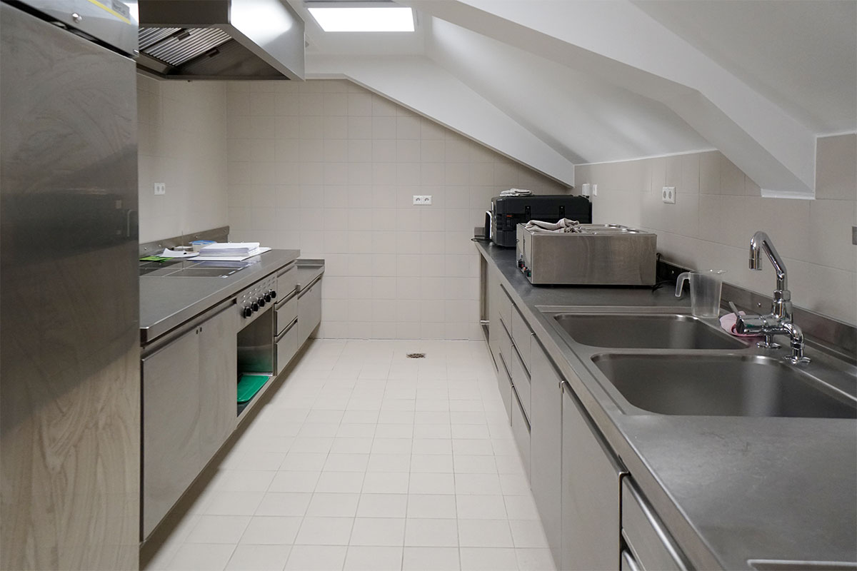 Aufwärmküche mit Küchenlüftungshaube im Dachgeschoss der ehemaligen Stallungen